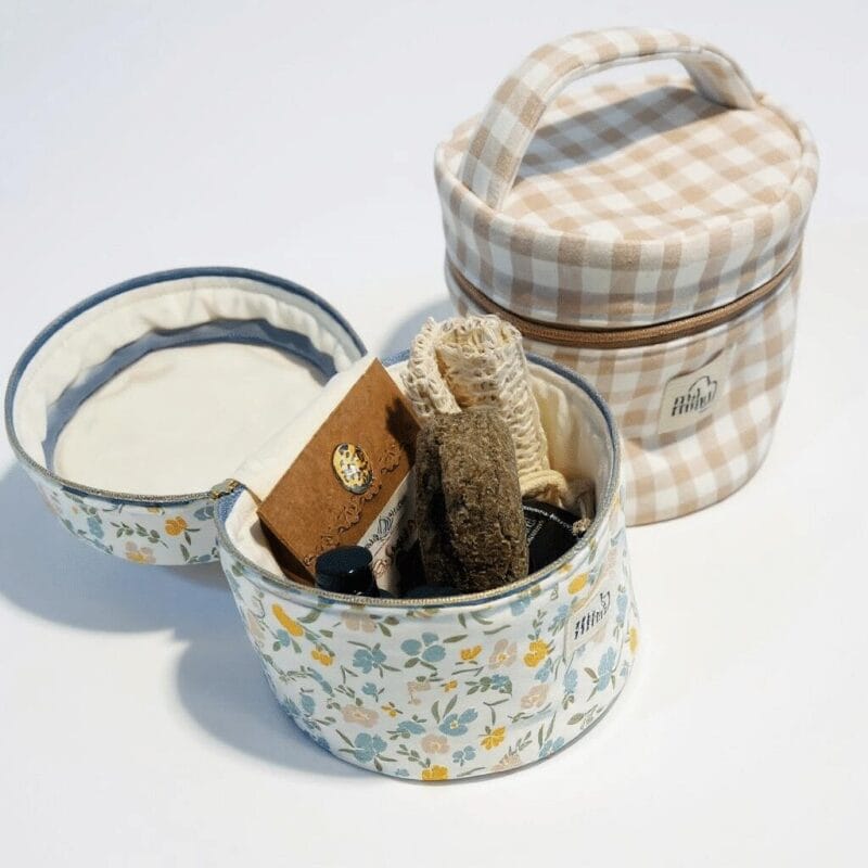 Trousse de toilette vanity artisanale fabriquée en France, idéale pour organiser vos produits de soin et cosmétiques. Pratique et légère, elle se transporte facilement grâce à sa poignée intégrée. Parfaite pour la maison ou les déplacements, elle apporte une touche de charme dans la salle de bain tout en gardant vos essentiels bien rangés. Un accessoire durable, fait main, alliant utilité et esthétisme.